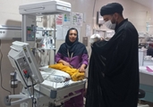 حضور امام جماعت بیمارستان شهدای سلامت در بخش nicu و قرائت اذان در گوش نوزادان 